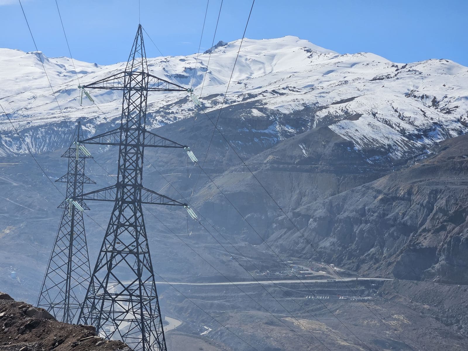 Torres de alta tensión en terreno montañoso, proyecto de Greeny